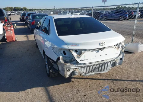 2015 Toyota Camry Xle z USA, uszkodzony, nr VIN 4T4BF1FK1FR474371